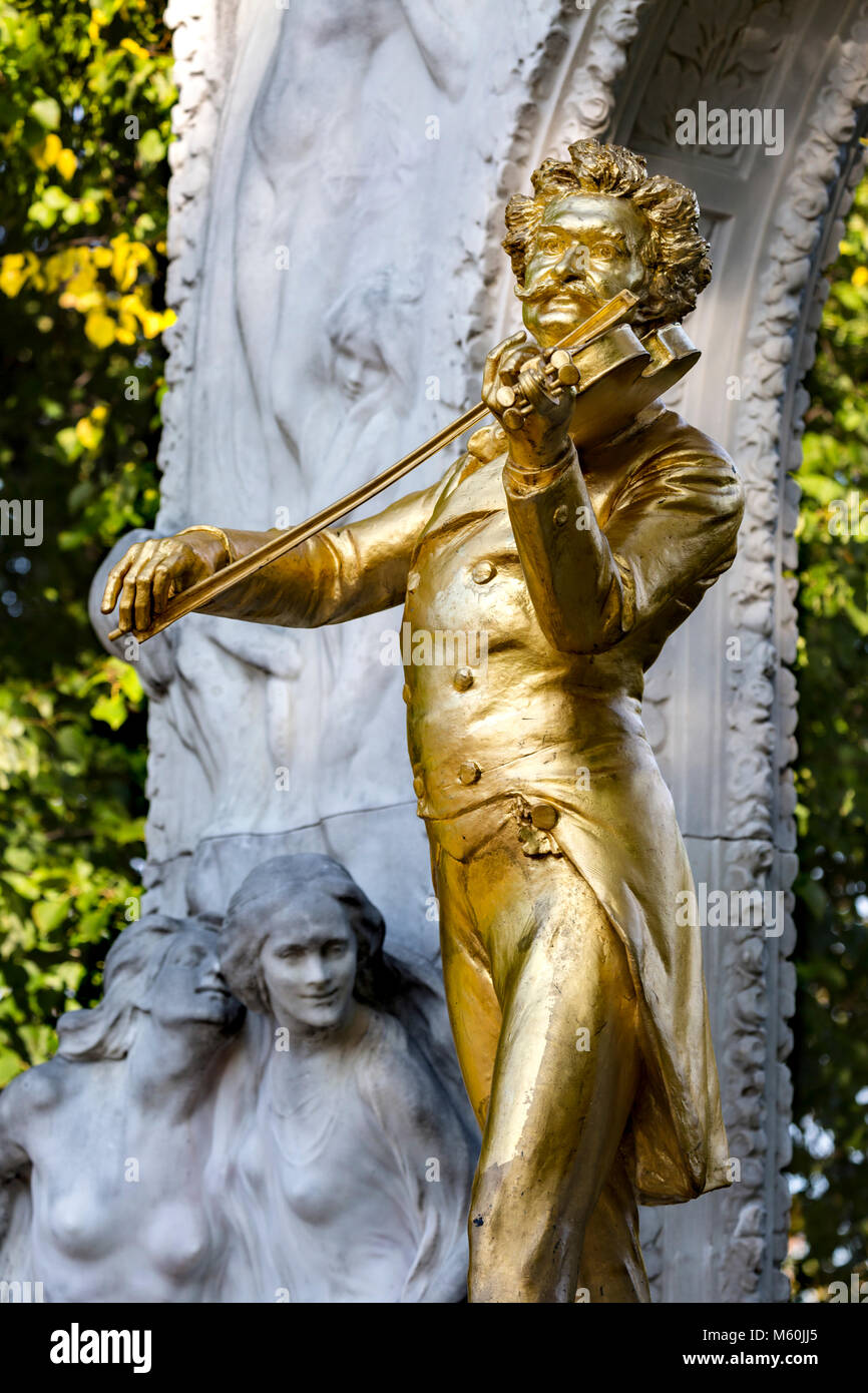 Die goldene Statue von Johann Strauss II (Der Walzerkönig) im Stadtpark, Wien, Wien, Österreich. Stockfoto