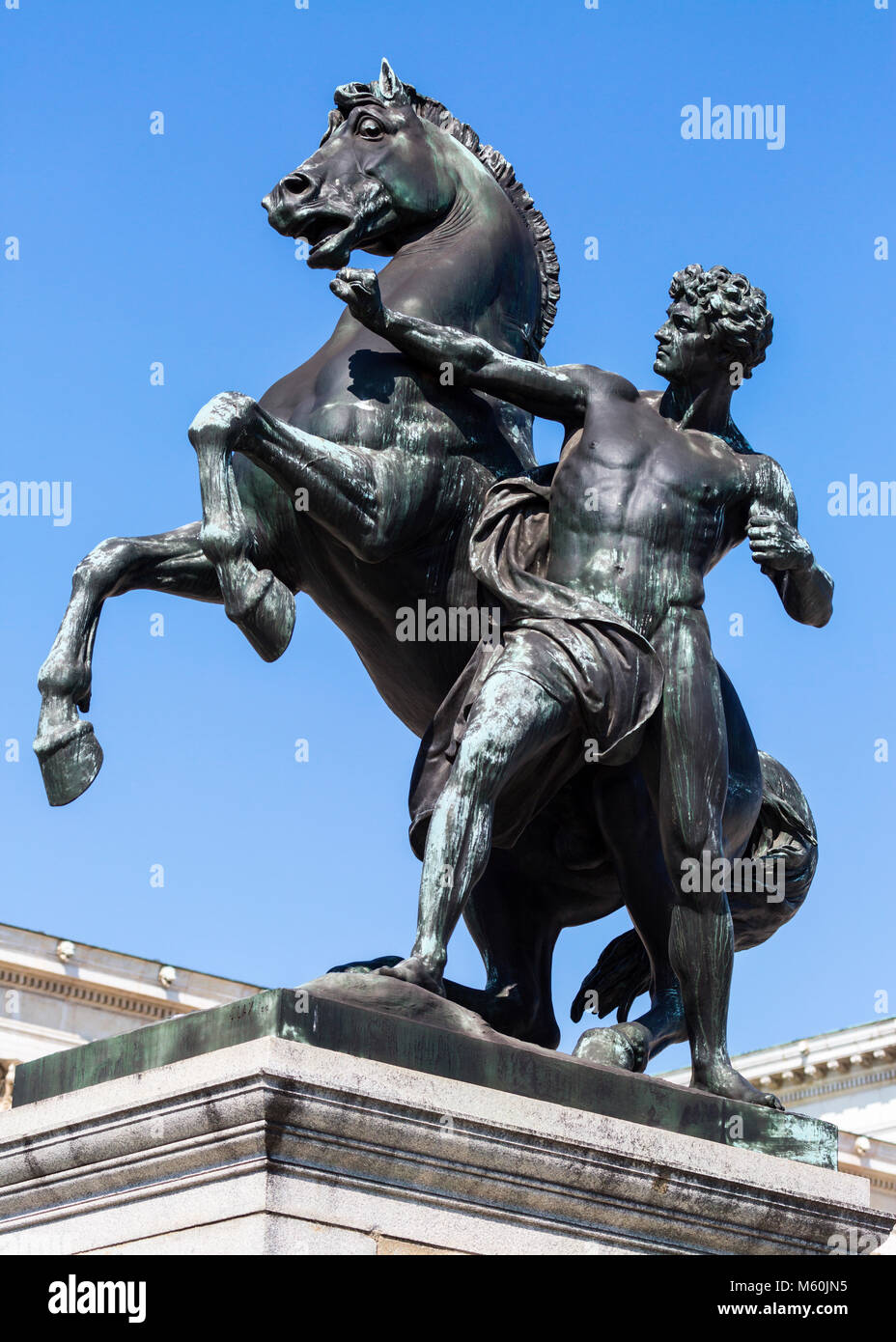 Das Pferd tamer und Skulptur außerhalb des Österreichischen Parlaments Gebäude, Ringstraße, Wien, Österreich. Stockfoto
