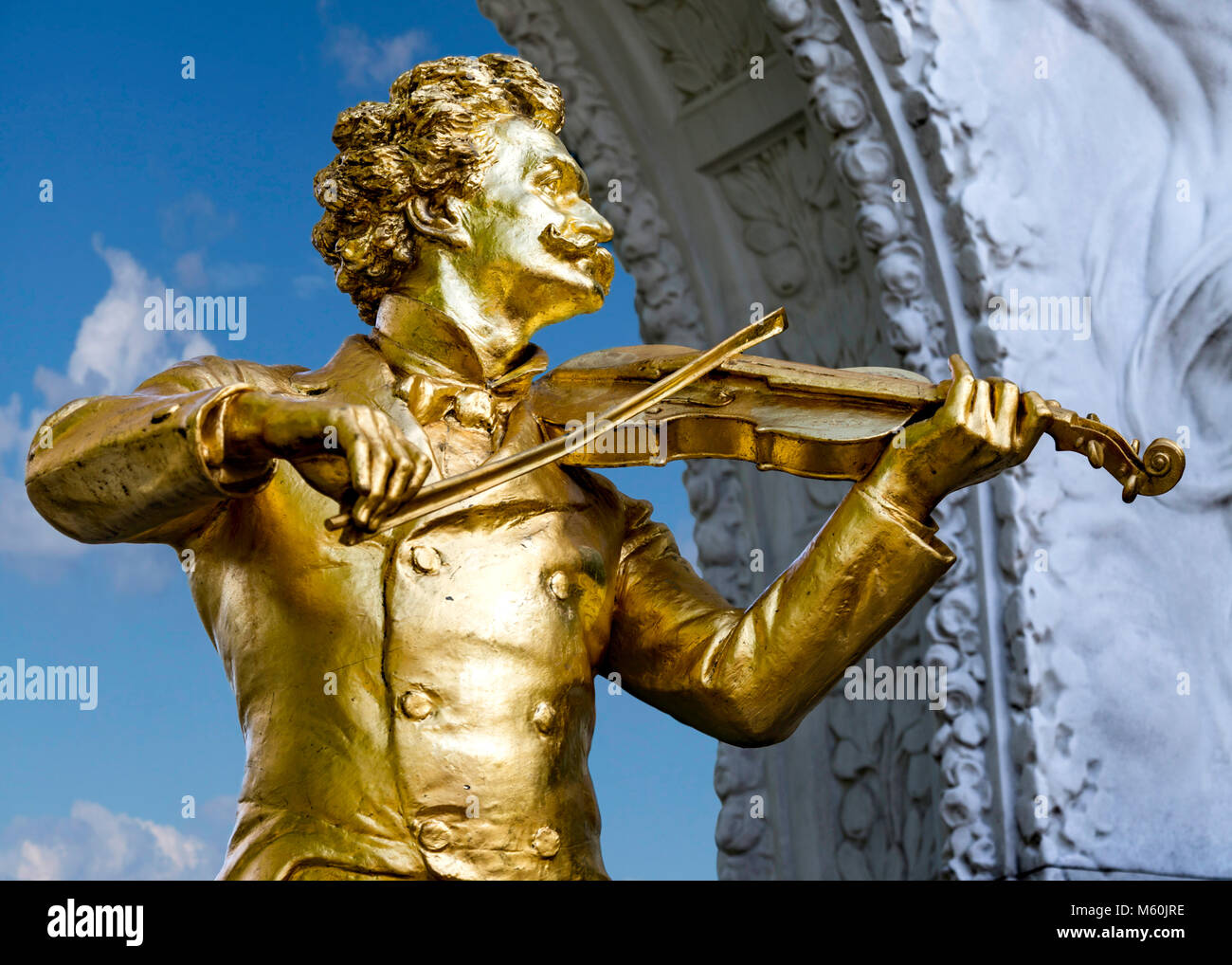 Die goldene Statue von Johann Strauss II (Der Walzerkönig) im Stadtpark, Wien, Wien, Österreich. Stockfoto