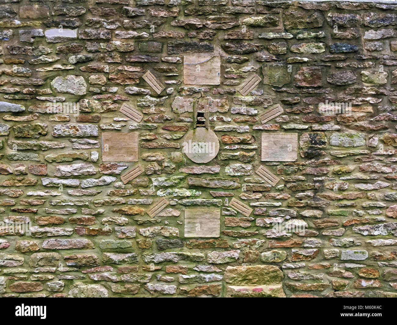 Zifferblatt in einem cotswold Wand. Stockfoto