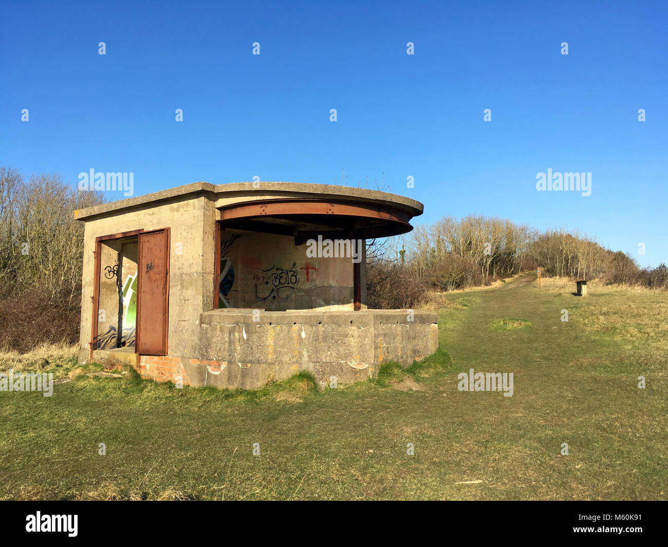 Weltkrieg Suche post Lavernock Punkt auf dem Kanal von Bristol. Wireless zu Batterie von Waffen verbunden. Stockfoto