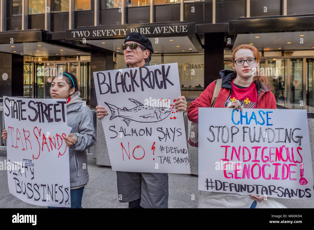 New York, Vereinigte Staaten. 27 Feb, 2018. Aktivistinnen sammelten außerhalb JPMorgan Chase hat seinen Sitz am 27. Februar, 2018; in den jährlichen "Investor Day." Gruppen von Rainforest Action Network, die indianischen Gemeinschaft Haus und Sane Energie Projekt verlangte, dass die Bank defund tar sands, einer der schmutzigsten fossile Brennstoffe auf dem Planeten. Credit: Erik McGregor/Pacific Press/Alamy leben Nachrichten Stockfoto