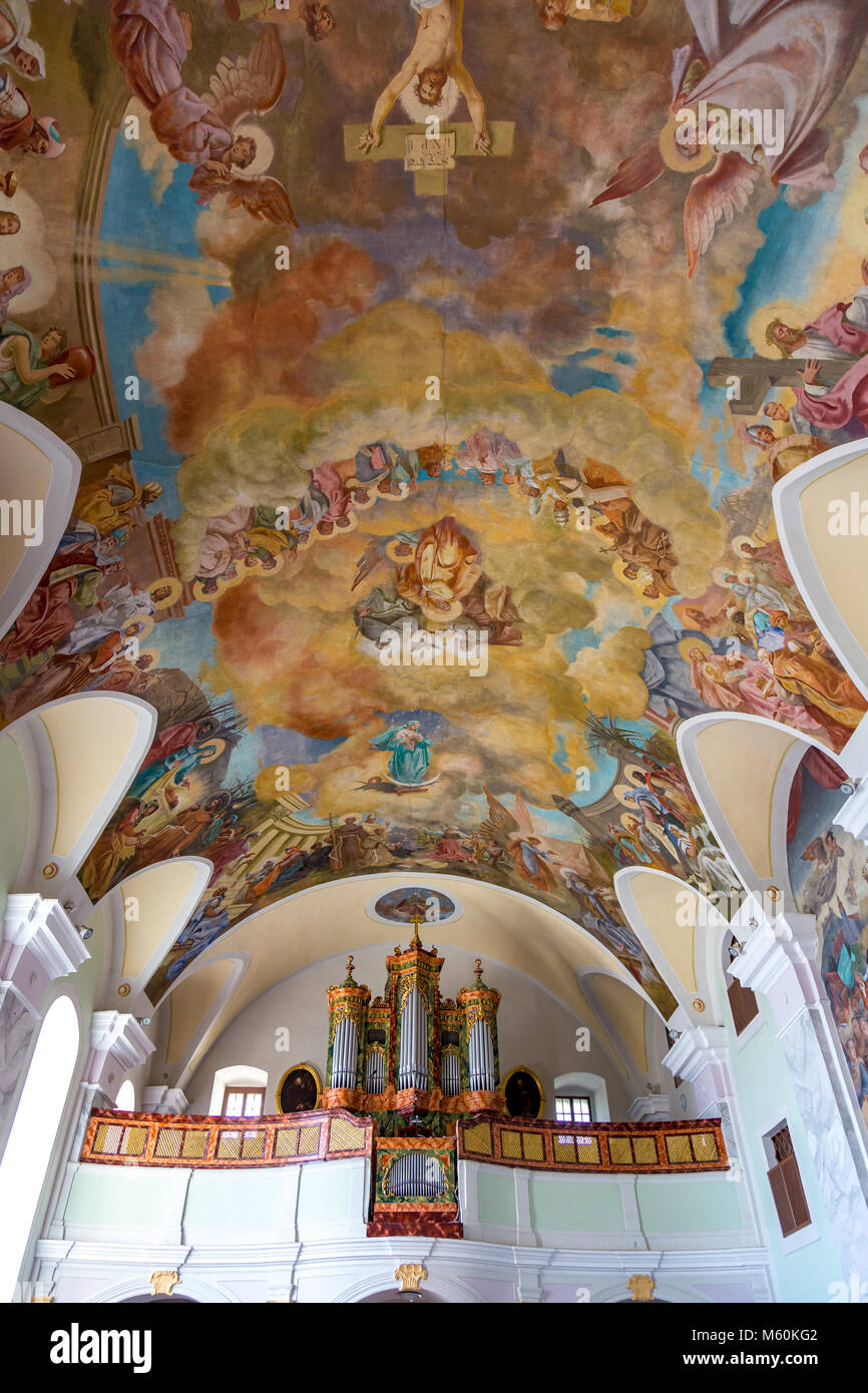 Schöne alte Kirche in einem kleinen ungarischen Dorf Sümeg, die Kirche wurde im Jahr 1654 geweiht. Stockfoto