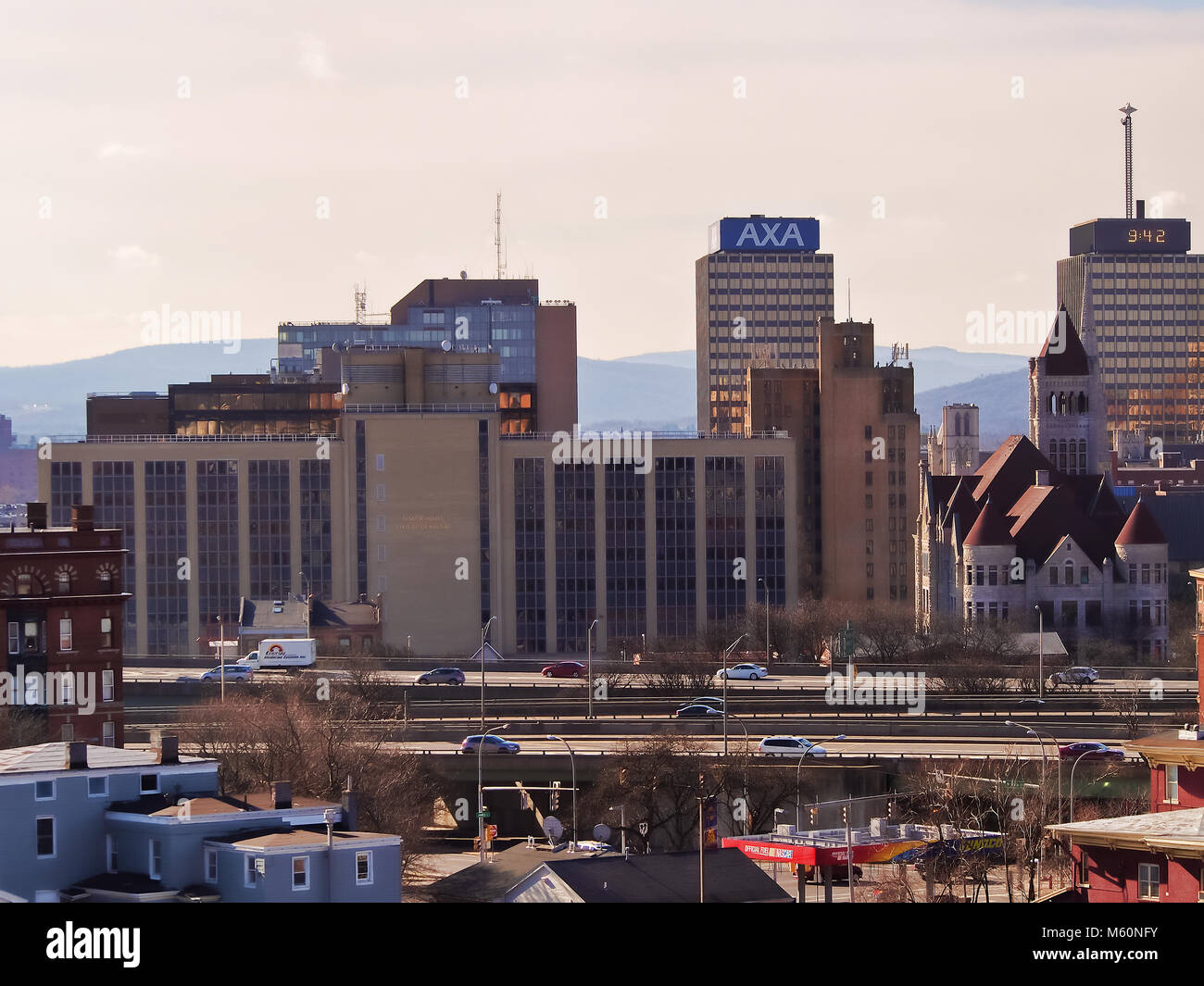 In Syracuse, New York, USA. Februar 26, 2018. Blick auf die Stadt Syrakus mit der Interstate 690, City Hall, die AXA Türme und Senator Hughes Zustand Offic Stockfoto