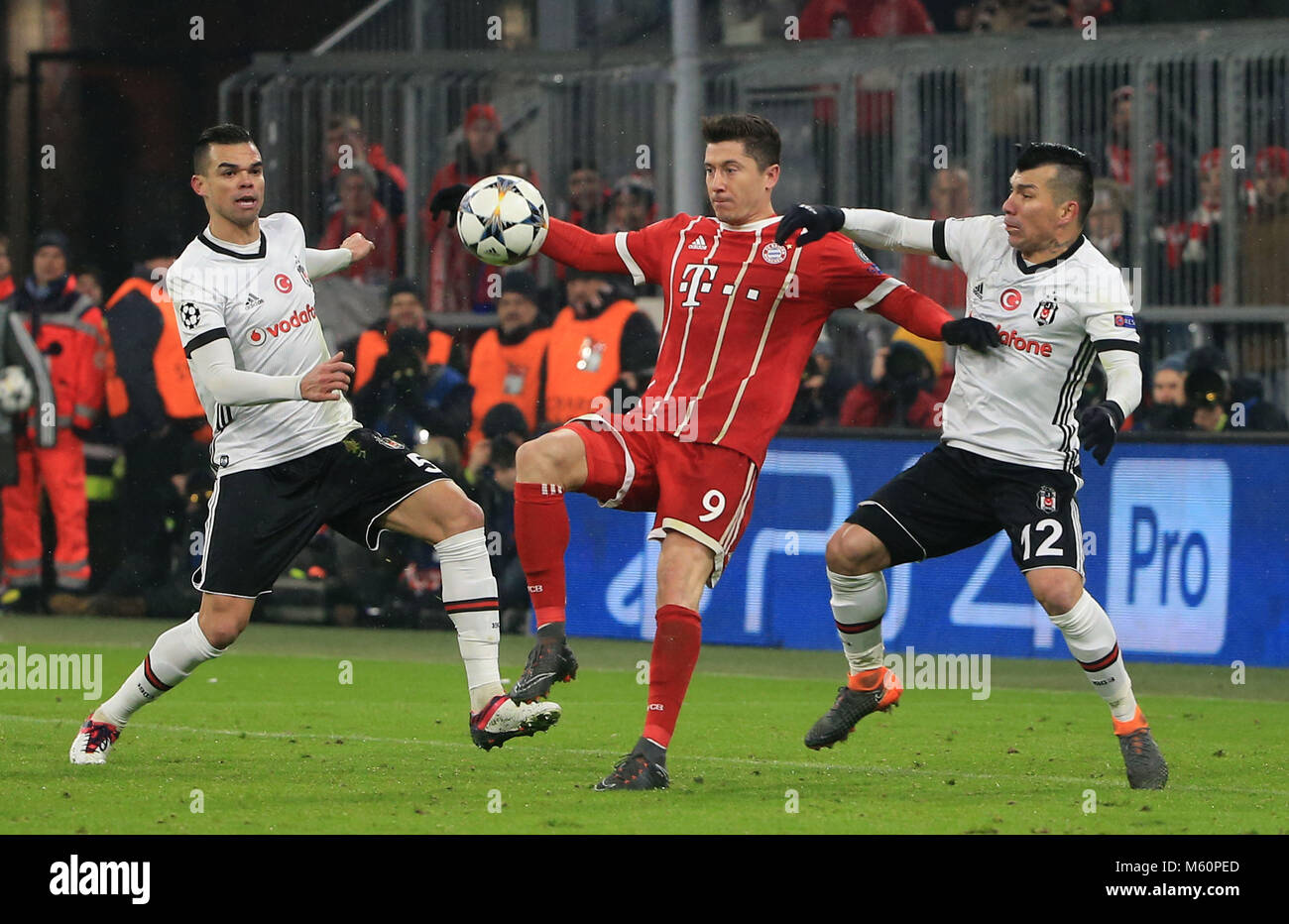 20180219, CL, FC Bayern vs Besiktas Istanbul, Allianz Arena München, Fussball Sport im Bild: Pepe (Besiktas), Robert Lewandowski (FCB) und Gary Medel (Besiktas) * Copyright: Philippe Ruiz Postbank München IBAN: DE91 7001 0080 0622 5428 08 Oberbrunner Straße 2 81475 MŸnchen, Tel.: 089 745 82 22, Mobil: 0177 29 39 408 (E-Mail: Philippe_ruiz@gmx.de) Homepage: www.sportpressefoto - Ruiz.de Stockfoto