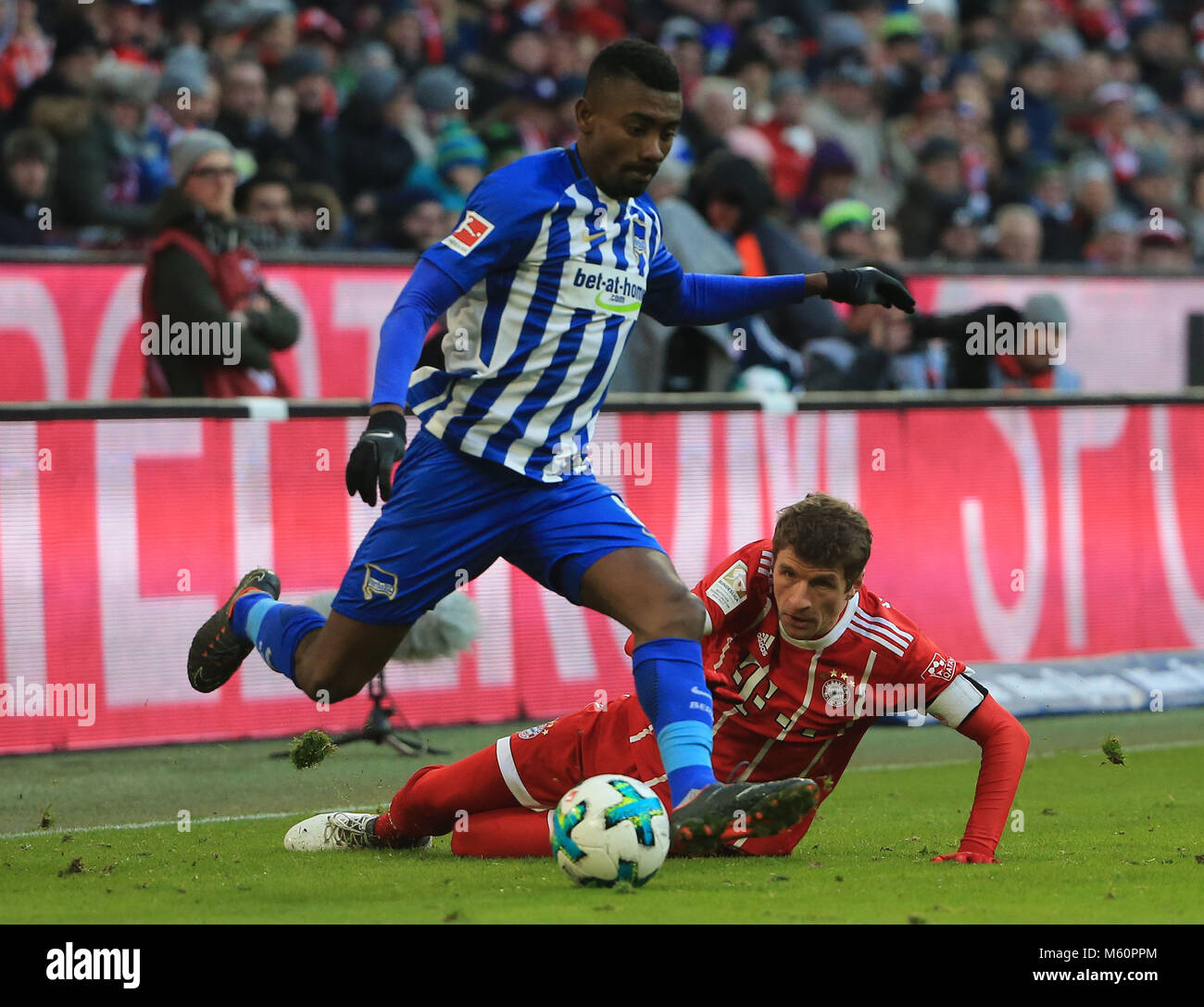 20180224, 1.BL, FC Bayern vs Hertha Berlin, Allianz Arena München, Fussball, Sport, im Bild: Salomon Kalou (Hertha Berlin) vs Thomas Mueller (FCB) * Copyright: Philippe Ruiz Postbank München IBAN: DE91 7001 0080 0622 5428 08 Oberbrunner Straße 2 81475 MŸnchen, Tel.: 089 745 82 22, Mobil: 0177 29 39 408 (E-Mail: Philippe ruiz@gmx.de) Homepage: www.sportpressefoto - Ruiz.de Stockfoto