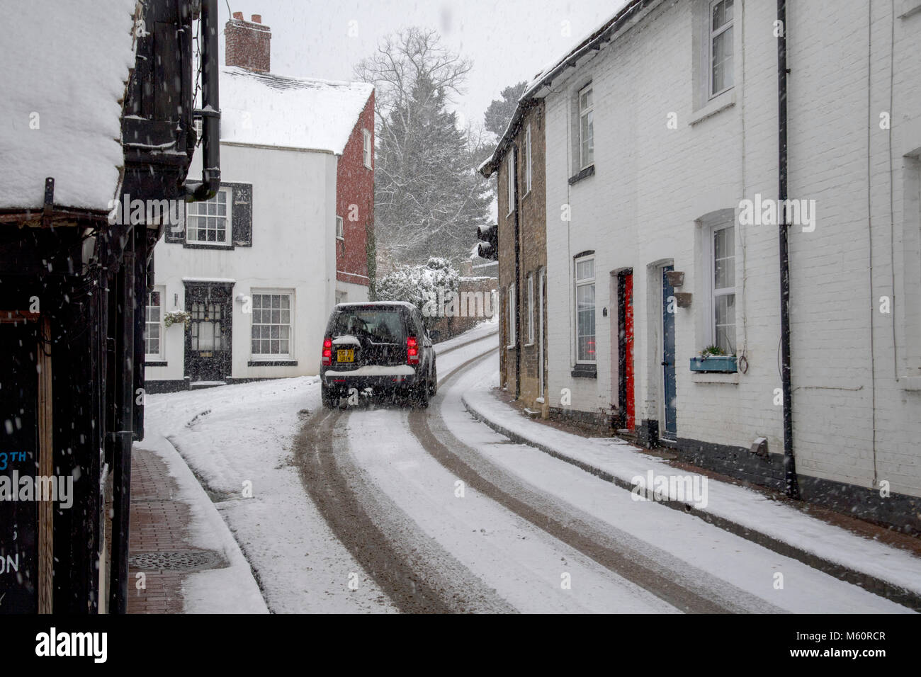 Aylesford, Kent, UK, 27. Februar 2018. UK Wetter: Das hübsche Dorf Aylesford ist ruhig unter der schweren Schnee morgens, die mittelalterliche Brücke und alten Gebäuden wie etwas aus einem Märchen. Quelle: Matthew Richardson/Alamy leben Nachrichten Stockfoto