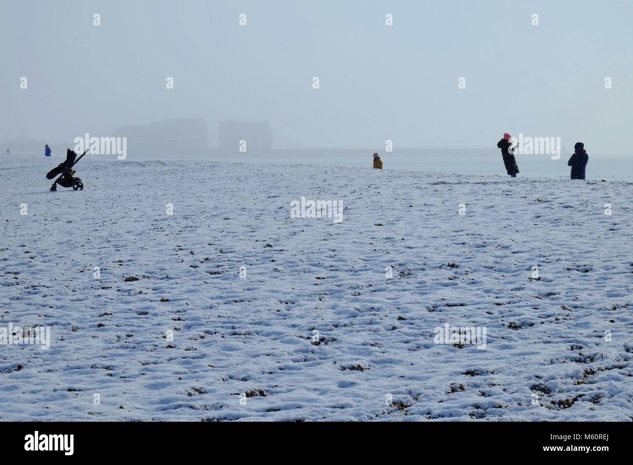 Brighton Beach. 27 Feb, 2018. UK Wetter: Schneefall am Brighton Beach 9:30. Credit: Caron Watson/Alamy leben Nachrichten Stockfoto