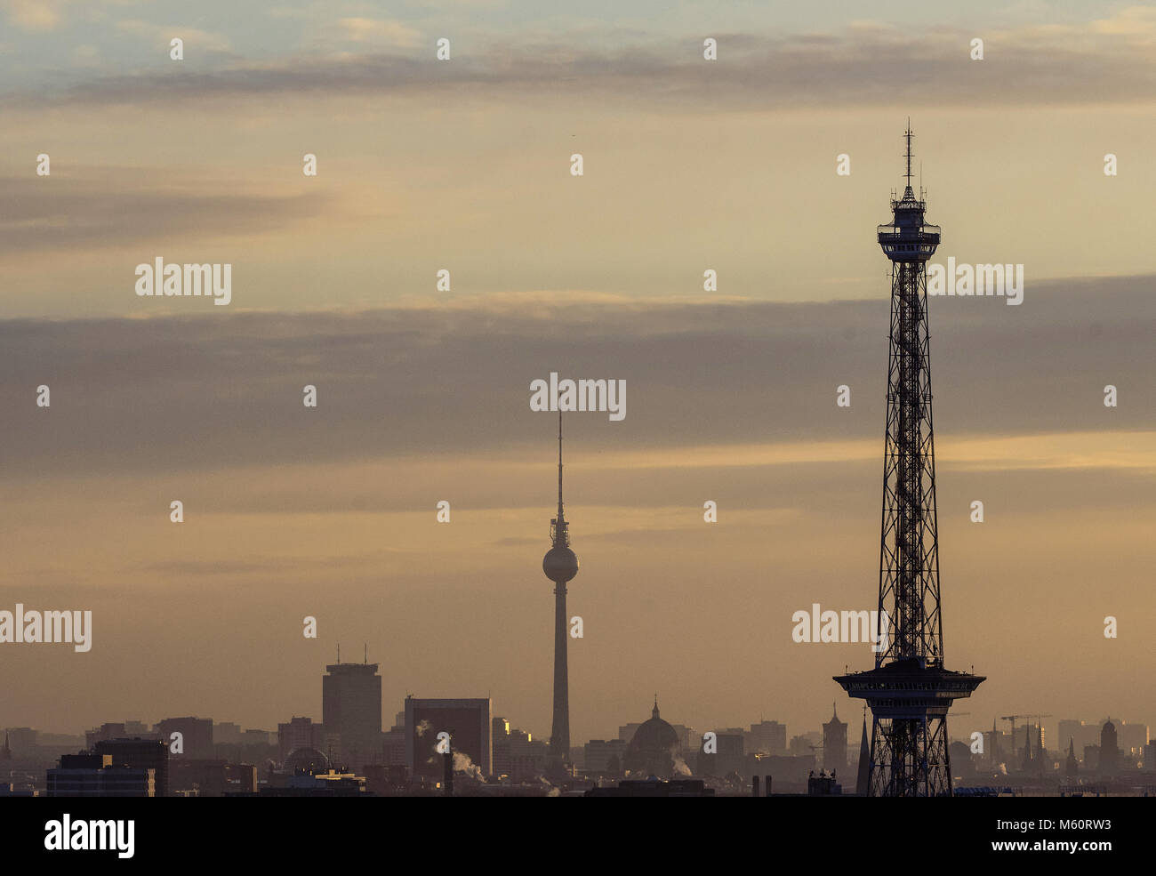 27. Februar 2018, Deutschland, Berlin: Die Sonne steigt in der Hauptstadt. Die Silhouette der Fernsehturm und der Funkturm (R) gesehen werden kann. Foto: Paul Zinken/dpa Stockfoto