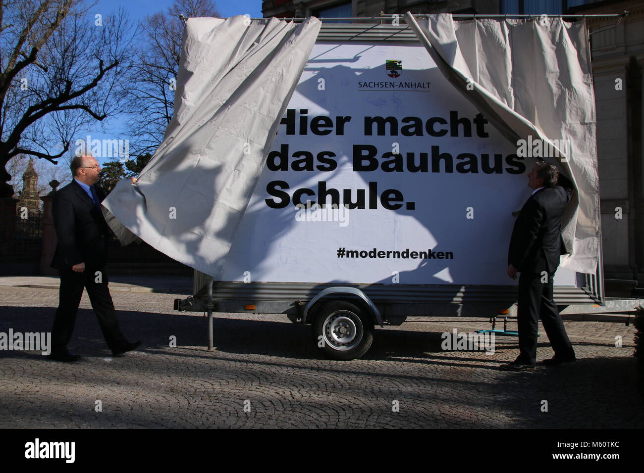 Magdeburg, Deutschland - Februar 27,2018: Reiner Haseloff, Ministerpräsident von Sachsen-Anhalt, stellt ein Zeichen die Aufmerksamkeit auf die Bauhaus-jubiläums in 2019.16 solche Zeichen zu ziehen entlang der deutschen Autobahnen errichtet werden. Im nächsten Jahr wird das weltberühmte Bauhaus Schule der Architektur und Kunst wird hundert Jahre alt werden. Die ostdeutschen Bundesland Sachsen-Anhalt ist der Jahrestag Feiern in Dessau, wohin das Bauhaus Gebäude befindet. Berühmte Vertreter des Bauhauses, Walter Gropius, Lyonel Feininger, Johannes Itten, Josef Albers, Paul Klee, Wassily Kandinsky und Oskar Schlemmer. Stockfoto