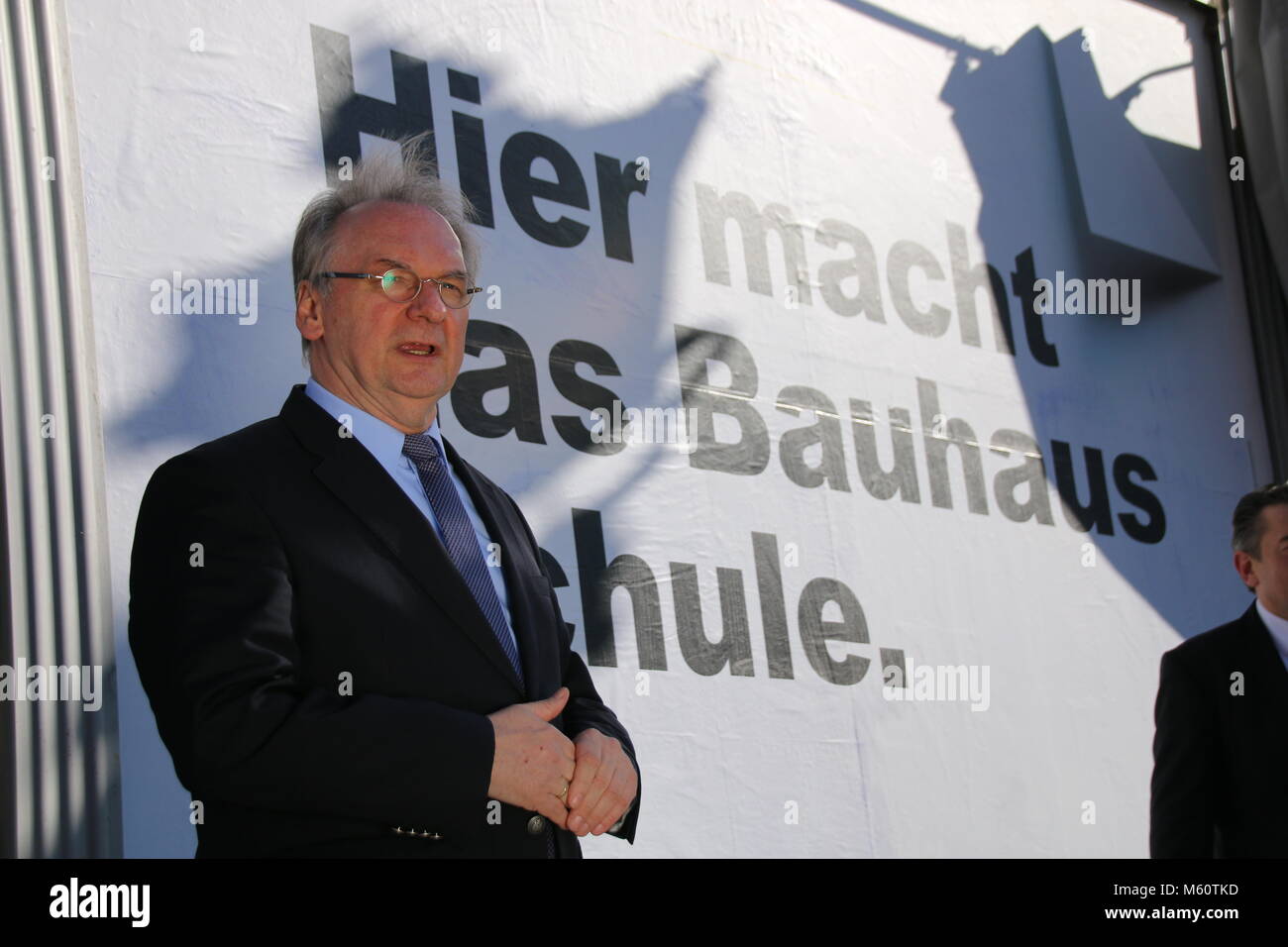 Magdeburg, Deutschland - Februar 27,2018: Reiner Haseloff, Ministerpräsident von Sachsen-Anhalt, stellt ein Zeichen die Aufmerksamkeit auf die Bauhaus-jubiläums in 2019.16 solche Zeichen zu ziehen entlang der deutschen Autobahnen errichtet werden. Im nächsten Jahr wird das weltberühmte Bauhaus Schule der Architektur und Kunst wird hundert Jahre alt werden. Die ostdeutschen Bundesland Sachsen-Anhalt ist der Jahrestag Feiern in Dessau, wohin das Bauhaus Gebäude befindet. Berühmte Vertreter des Bauhauses, Walter Gropius, Lyonel Feininger, Johannes Itten, Josef Albers, Paul Klee, Wassily Kandinsky und Oskar Schlemmer. Stockfoto