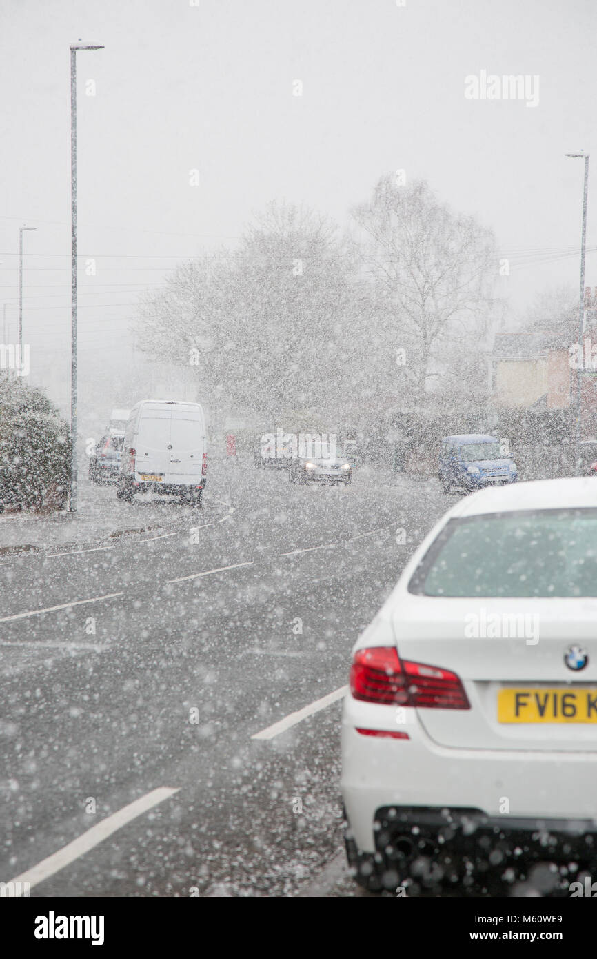 Kidderminster, Großbritannien. 27 Feb, 2018. UK Wetter: bizarre Wetter Bedingungen wie Kidderminster Erfahrungen ein und aus Schnee Duschen - wie hier auf der A 442, Kidderminster, Bridgnorth Road 13.00 heute gesehen. Quelle: Lee Hudson/Alamy leben Nachrichten Stockfoto