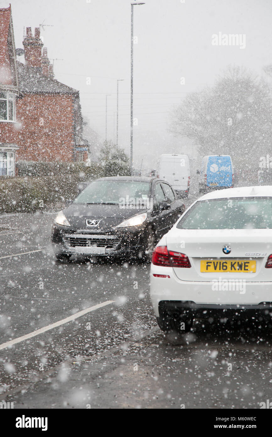 Kidderminster, Großbritannien. 27 Feb, 2018. UK Wetter: bizarre Wetter Bedingungen wie Kidderminster Erfahrungen ein und aus Schnee Duschen - wie hier auf der A 442, Kidderminster, Bridgnorth Road 13.00 heute gesehen. Quelle: Lee Hudson/Alamy leben Nachrichten Stockfoto