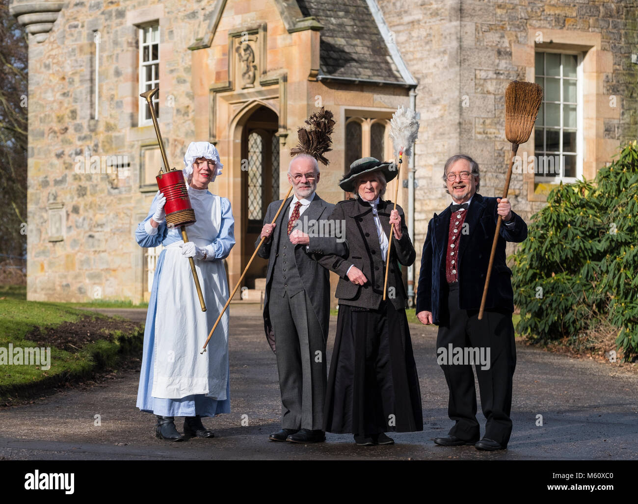 Edinburgh, Schottland, Vereinigtes Königreich. 27. Februar, 2018. Freiwillige tragen Edwardian Kostüme vorbereiten Lauriston Castle in Edinburgh eine Feder in der Vorbereitung für die Öffentlichkeit öffnen reinigen Sie später im Jahr zu geben. Bild, Hilary Lovie, Chris Pearson, Linda MacDonald und Gordon Roberts. Credit: Iain Masterton/Alamy leben Nachrichten Stockfoto