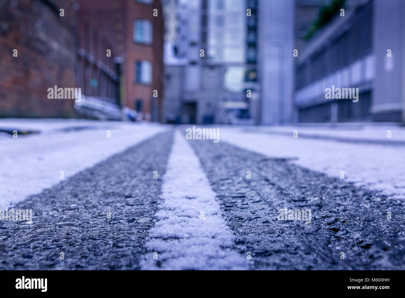 Manchester, England. 27. Februar 2018. UK Temperaturen Abtauchen als das Tier aus dem Osten bringt starken Schneefall. Reifen Spuren im frischen Schnee. 'Matthew Walker/Alamy Live News'. Stockfoto