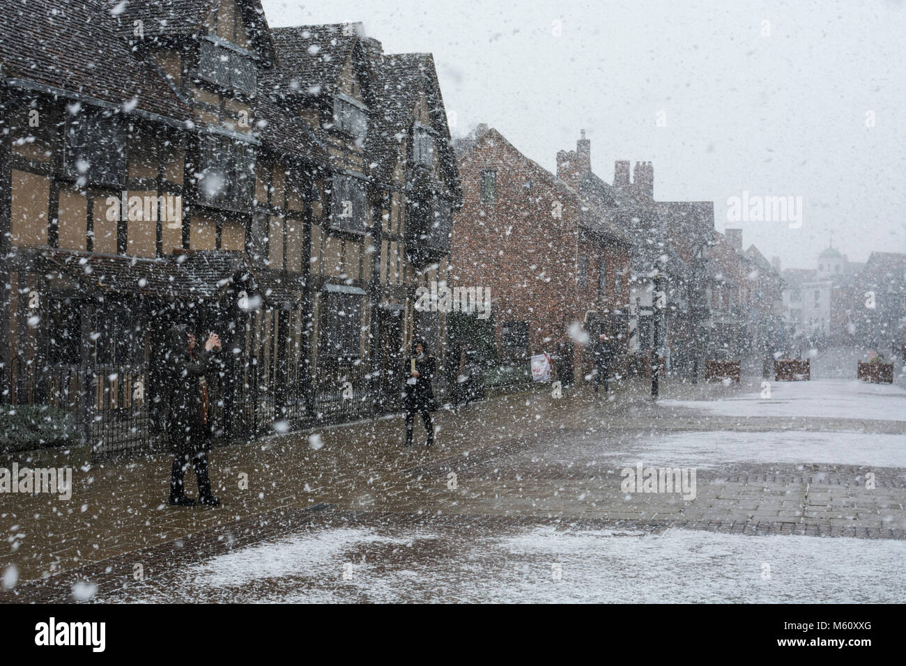 Stratford-upon-Avon, Warwickshire, Großbritannien. 27. Februar, 2018. William Shakespeares Geburtshaus und Henley Street in Stratford-upon-Avon sind umhüllt von einem Blizzard als extreme Bedingungen im Winter werden durch viel des Landes erlebt. Credit: Colin Underhill/Alamy leben Nachrichten Stockfoto