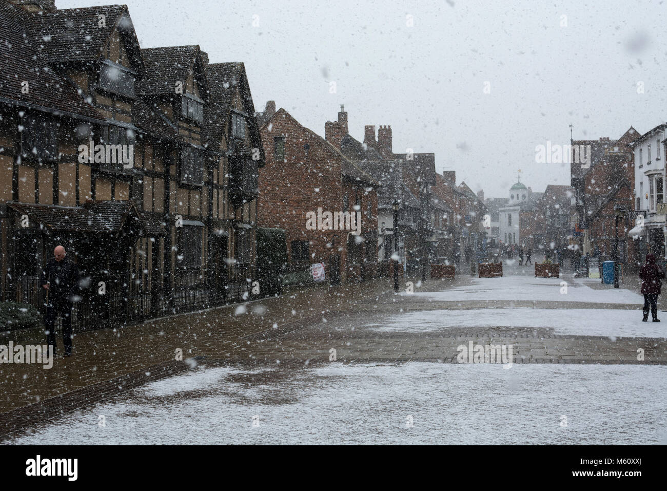 Stratford-upon-Avon, Warwickshire, Großbritannien. 27. Februar, 2018. William Shakespeares Geburtshaus und Henley Street in Stratford-upon-Avon sind umhüllt von einem Blizzard als extreme Bedingungen im Winter werden durch viel des Landes erlebt. Credit: Colin Underhill/Alamy leben Nachrichten Stockfoto