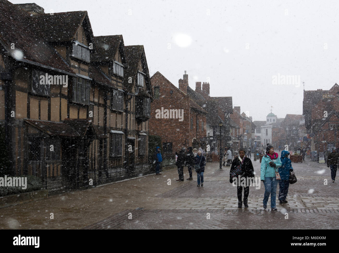 Stratford-upon-Avon, Warwickshire, Großbritannien. 27. Februar, 2018. William Shakespeares Geburtshaus und Henley Street in Stratford-upon-Avon sind umhüllt von einem Blizzard als extreme Bedingungen im Winter werden durch viel des Landes erlebt. Credit: Colin Underhill/Alamy leben Nachrichten Stockfoto
