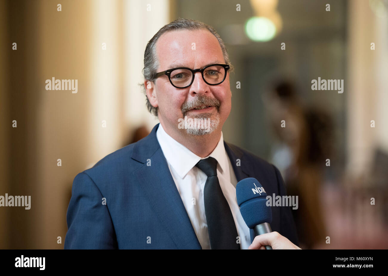 27. Februar 2018, Deutschland, Hamburg: Anwalt Christian Schertz (Boehmermann) spricht mit Journalisten vor der Berufungsverhandlung des türkischen Präsidenten Erdogan gegen deutsche TV-Moderatorin Boehmermann am Amtsgericht. Foto: Daniel Reinhardt/dpa Stockfoto