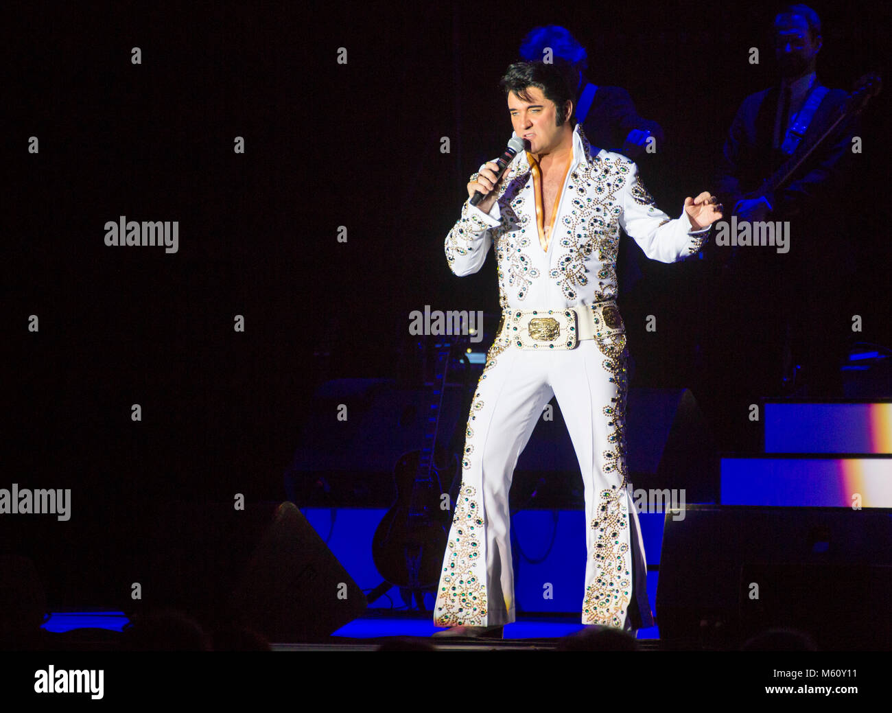 Die wetzlarer Rittal-Arena, Deutschland. 26 Feb, 2018. Elvis-das Musical. Biographische Tribut Musical Show mit dem irischen Sänger Grahame Patrick Doyle als Elvis Presley Double. Credit: Christian Lademann Stockfoto