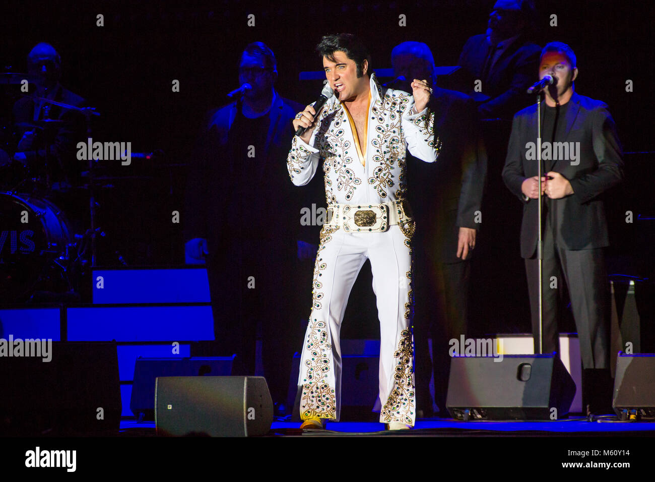Die wetzlarer Rittal-Arena, Deutschland. 26 Feb, 2018. Elvis-das Musical. Biographische Tribut Musical Show mit dem irischen Sänger Grahame Patrick Doyle als Elvis Presley Double. Credit: Christian Lademann Stockfoto