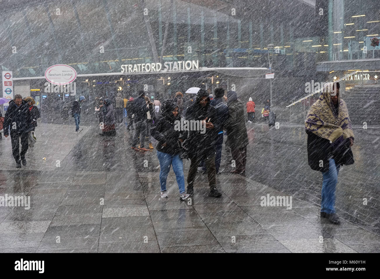 Menschen verfangen in starker Schneefall bei Stratford in London, England, Vereinigtes Königreich, Großbritannien Stockfoto