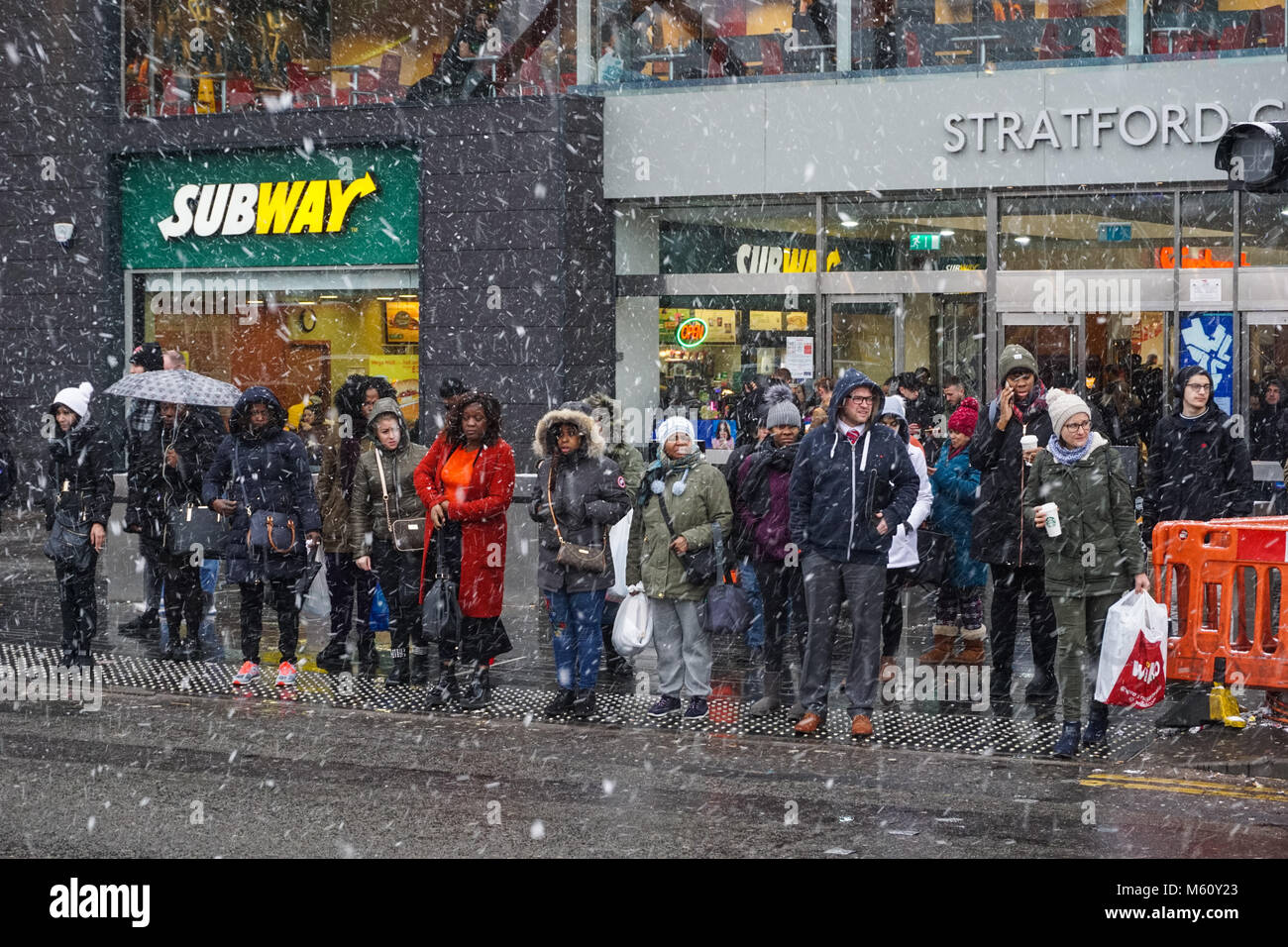 Menschen verfangen in starker Schneefall bei Stratford in London, England, Vereinigtes Königreich, Großbritannien Stockfoto