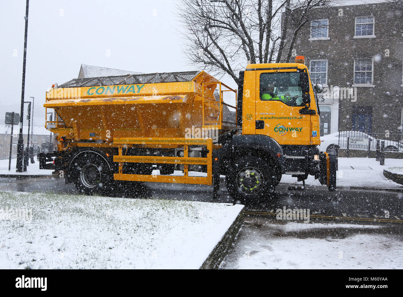 London, Großbritannien. 27. Februar 2018. Zähneknirschend Lkw während der verschneiten Wetter in Blackheath, London: Paul Brown/Alamy leben Nachrichten Stockfoto