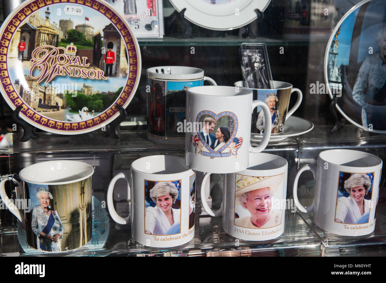 Windsor, Großbritannien. 27. Februar, 2018. Souvenirs für die bevorstehende Hochzeit von Prinz Harry und Meghan Markle im St George's Kapelle in Schloss Windor auf Verkauf in einem Andenkenladen in Windsor. Credit: Mark Kerrison/Alamy leben Nachrichten Stockfoto