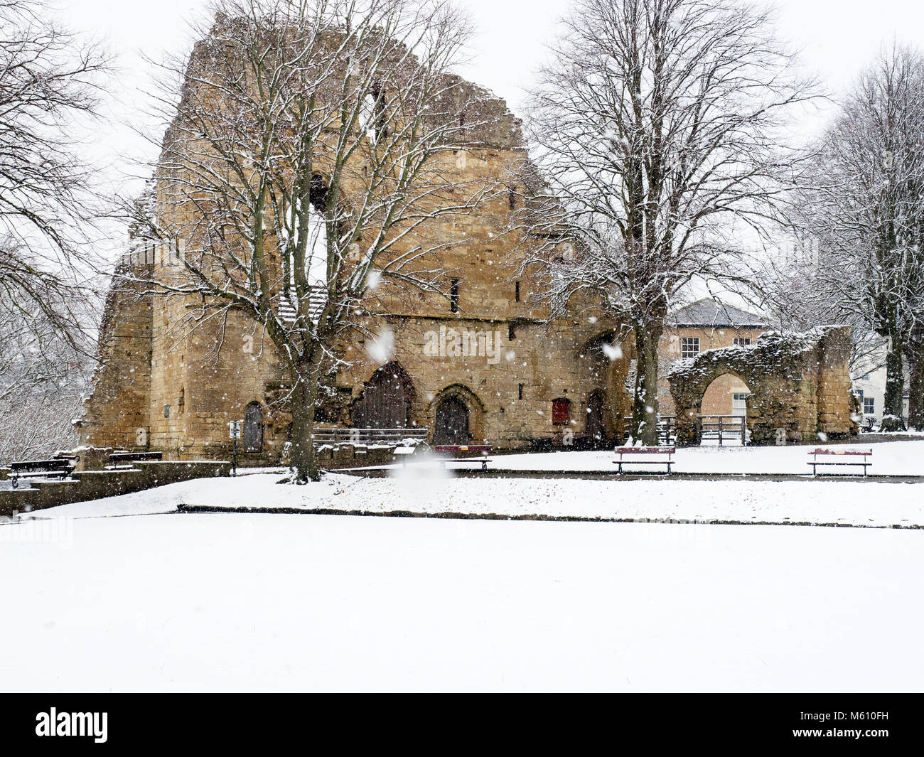 Knaresborough in Yorkshire, UK. 27 Feb, 2018. Schnee im Kings Turm im Schlosspark in Knaresborough North Yorkshire England Credit: Mark Sunderland/Alamy leben Nachrichten Stockfoto