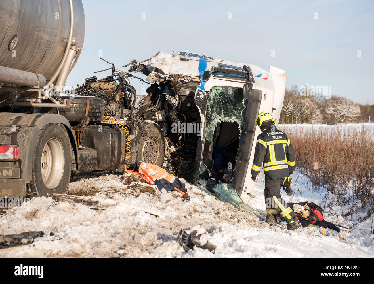 Talkau, Deutschland. 27 Feb, 2018. Ein Lkw liegt in einem Graben auf der Autobahn nach einem Unfall auf der Autobahn Auf eisglatten Strassen. Mehrere Personen wurden bei dem Unglueck verletzt. Foto: Daniel Bockwoldt/dpa Quelle: dpa Picture alliance/Alamy leben Nachrichten Stockfoto
