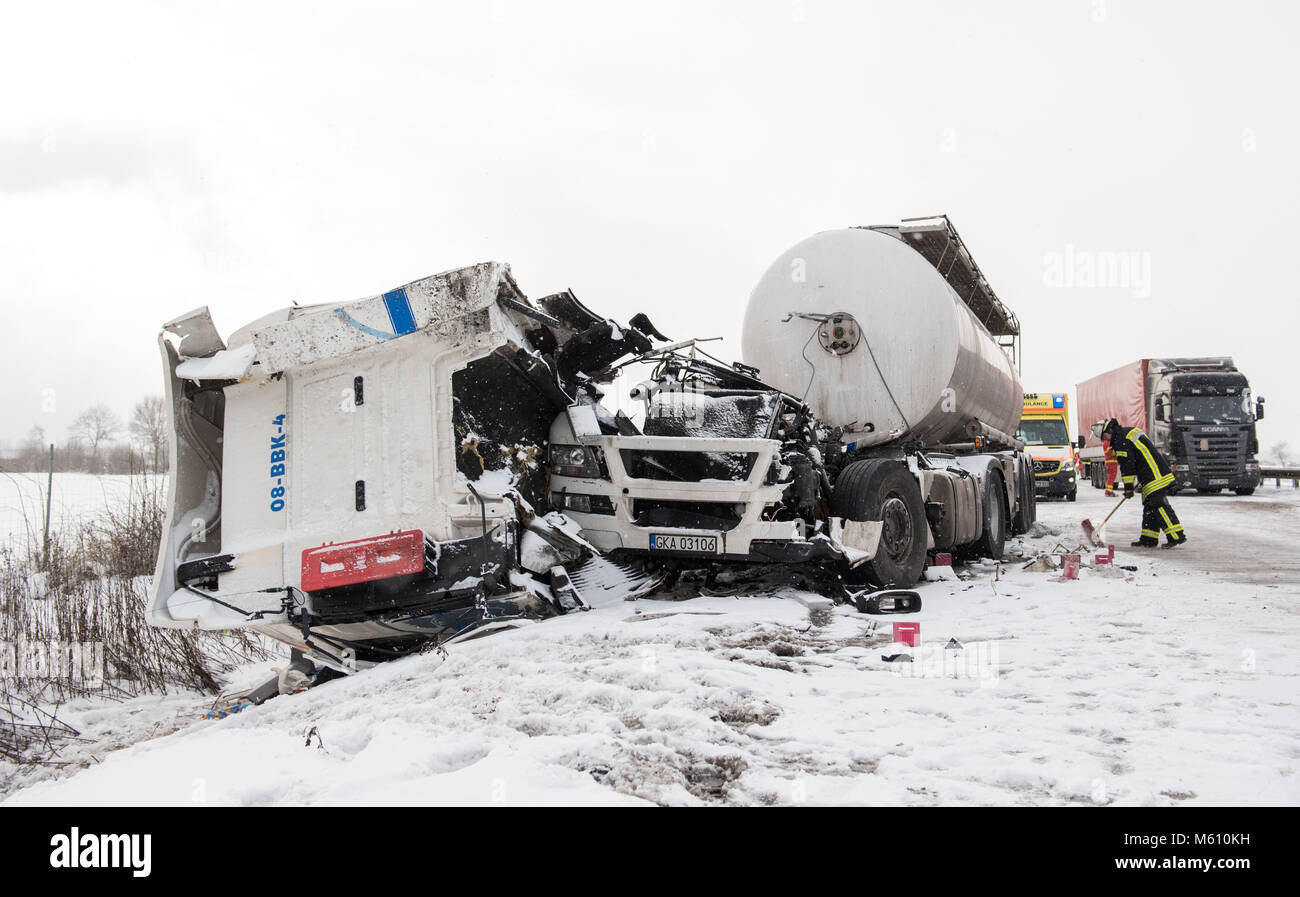 Talkau, Deutschland. 27 Feb, 2018. Ein Lkw liegt in einem Graben auf der Autobahn nach einem Unfall auf der Autobahn Auf eisglatten Strassen. Foto: Daniel Bockwoldt/dpa Quelle: dpa Picture alliance/Alamy leben Nachrichten Stockfoto