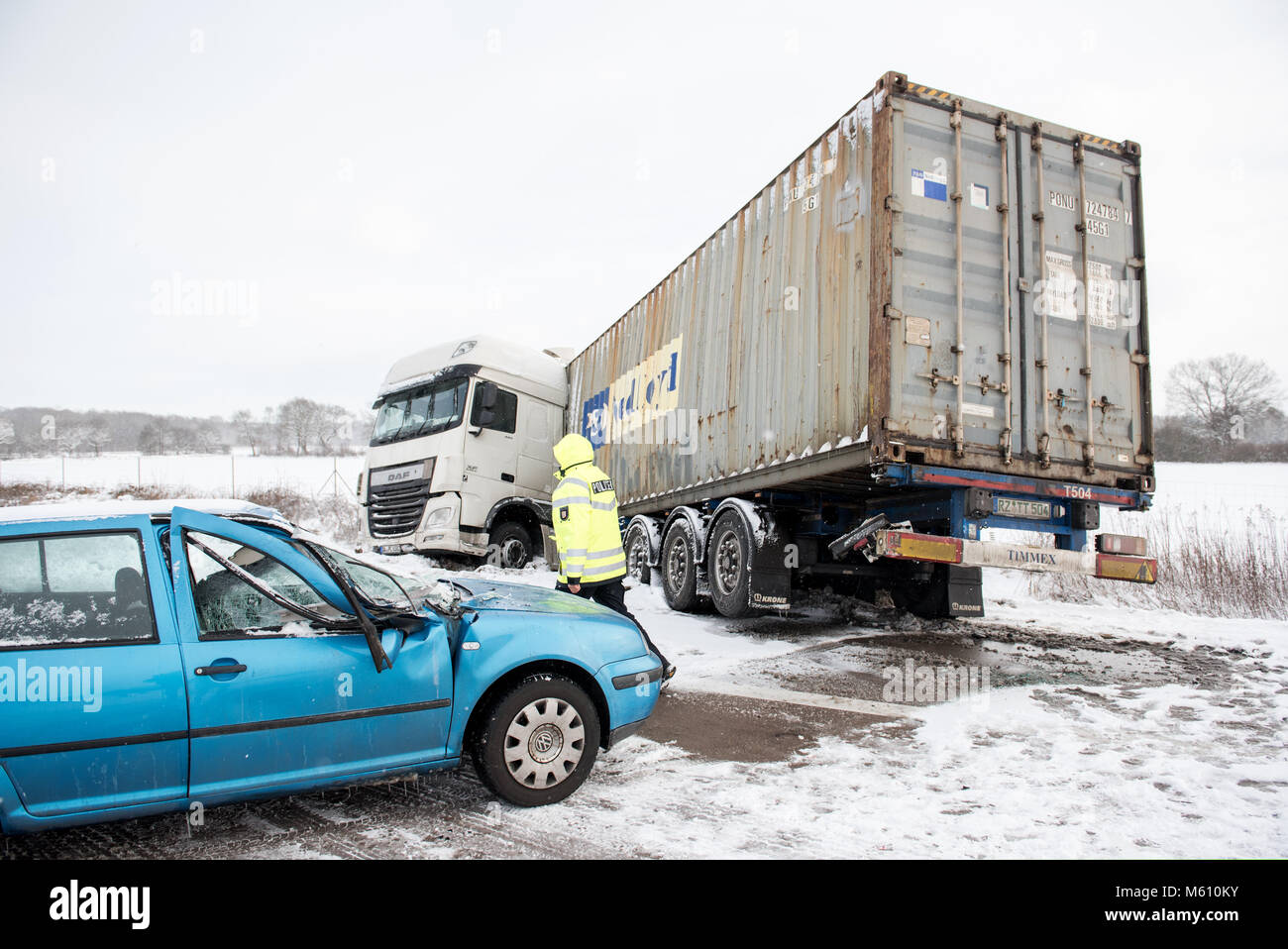 Talkau, Deutschland. 27 Feb, 2018. Ein zertruemmerten Auto und ein Lkw im Graben eine Straße nach dem eisigen Straßen zu mehreren Kollisionen am 24 Autobahn geführt. Mehrere Personen wurden bei dem Unglueck verletzt. Foto: Daniel Bockwoldt/dpa Quelle: dpa Picture alliance/Alamy leben Nachrichten Stockfoto