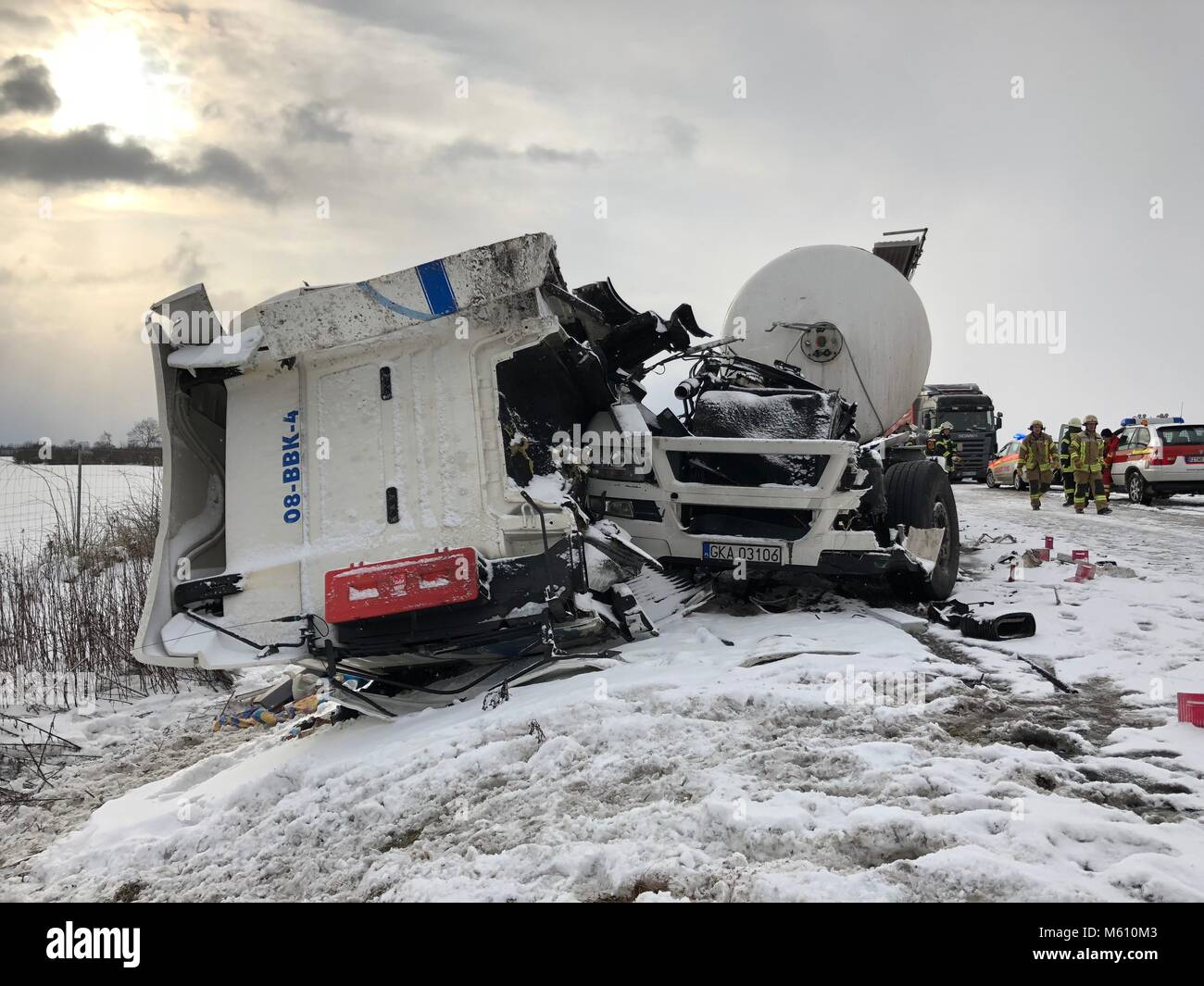 Talkau, Deutschland. 27 Feb, 2018. Ein Lkw liegt in einem Graben auf der Autobahn nach einem Unfall auf der Autobahn Auf eisglatten Strassen. Foto: Daniel Bockwoldt/dpa Quelle: dpa Picture alliance/Alamy leben Nachrichten Stockfoto