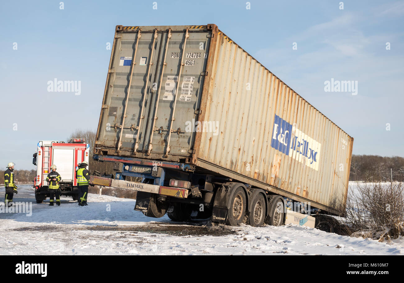 Talkau, Deutschland. 27 Feb, 2018. Ein Lkw liegt in einem Graben auf der Autobahn nach einem Unfall auf der Autobahn Auf eisglatten Strassen. Mehrere Personen wurden bei dem Unglueck verletzt. Foto: Daniel Bockwoldt/dpa Quelle: dpa Picture alliance/Alamy leben Nachrichten Stockfoto