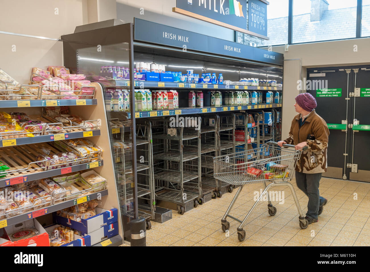 Dunmanway, County Cork, Irland. 27 Feb, 2018. Vor der drohenden "Tier aus dem Osten'/Sturm Emma wetter Veranstaltung, haben die Menschen in Panik kaufen Supermarkt waren. Die Milch Regale in Aldi, Dunmanway heute ausgezogen waren, aber mehr Lieferungen sind Morgen vor dem Sturm hits erwartet. Credit: Andy Gibson/Alamy Leben Nachrichten. Stockfoto