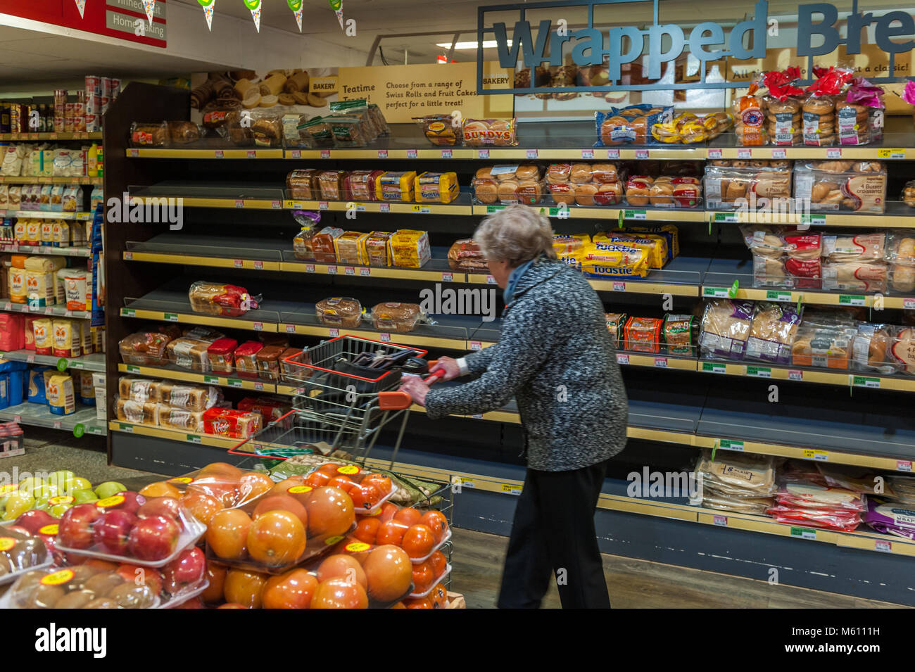 Dunmanway, County Cork, Irland. 27 Feb, 2018. Vor der drohenden "Tier aus dem Osten'/Sturm Emma wetter Veranstaltung, haben die Menschen in Panik kaufen Supermarkt waren. Das Brot in den Regalen Supervalu, Dunmanway heute ausgezogen waren, aber mehr Lieferungen sind Morgen vor dem Sturm hits erwartet. Credit: Andy Gibson/Alamy Leben Nachrichten. Stockfoto