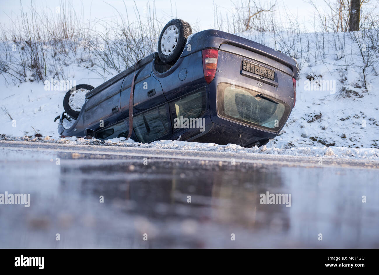 Talkau, Deutschland. 27 Feb, 2018. Ein Auto liegt auf der Autobahn 24 nach dem eisigen Straßen mehrere Kollisionen verursacht. Mehrere Personen wurden bei dem Unglueck verletzt. Foto: Daniel Bockwoldt/dpa Quelle: dpa Picture alliance/Alamy leben Nachrichten Stockfoto