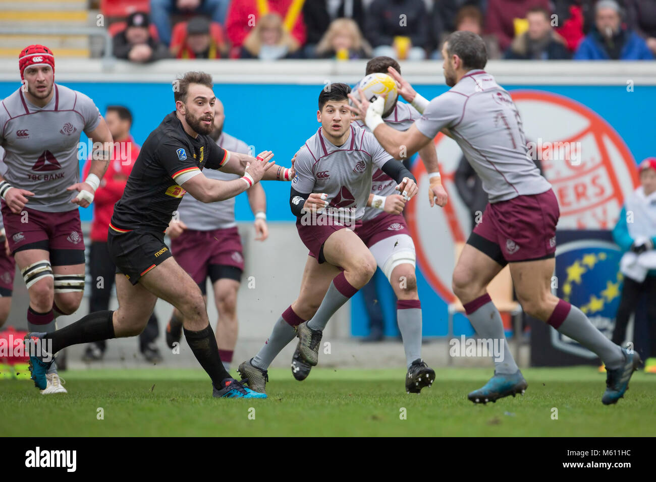 17 Februar 2018, Deutschland, Offenbach: Rugby Europa Meisterschaft, zweites Spiel, Deutschland vs Georgia: Deutschlands Kain Rix (7, 2 - L) versucht zu fangen Georgiens Gela Aprasidze (9) Pass nach Lescha Khmaladze (10). - Keine Leitung Service · Foto: Jürgen Keßler/dpa Stockfoto