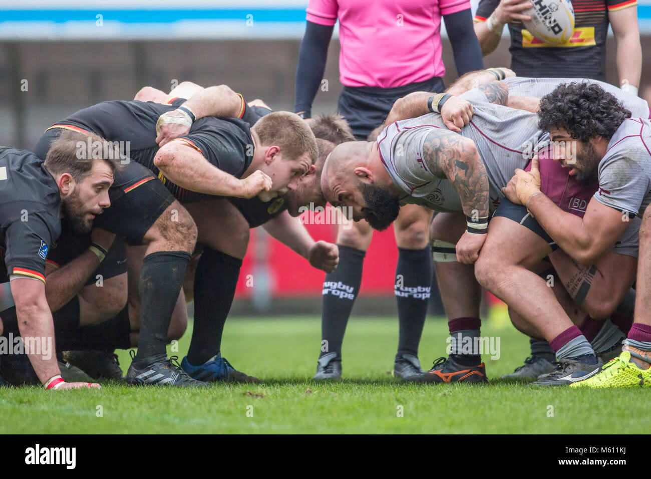 17 Februar 2018, Deutschland, Offenbach: Rugby Europa Meisterschaft, zweites Spiel, Deutschland vs Georgia: Deutschlands Kain Rix (7), Felix Martel (3), Gilles Valette (2) und Markus Bender (1) in Aktion gegen Georgiens Michail Nariashvili (1), Shalva Mamukashvili (2) Levan Chilachava (3) und auf der rechten Seite Viktor Kolelishvili (7). - Keine Leitung Service · Foto: Jürgen Keßler/dpa Stockfoto