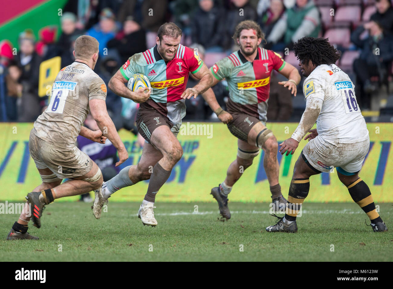 11 Februar 2018, England, London, 14. spielen Tag der AVIVA Premiership, Saison 2017/2018, 11. Februar 2018: Die harlekine' Jamie Roberts (12), die in Aktion gegen die Wespen' Jack Willis (6, L) und Ashley Johnson (16). Die harlekine" Lukas Wallace (7) unterstützt ihn im Hintergrund. - Keine Leitung Service · Foto: Jürgen Keßler/dpa Stockfoto
