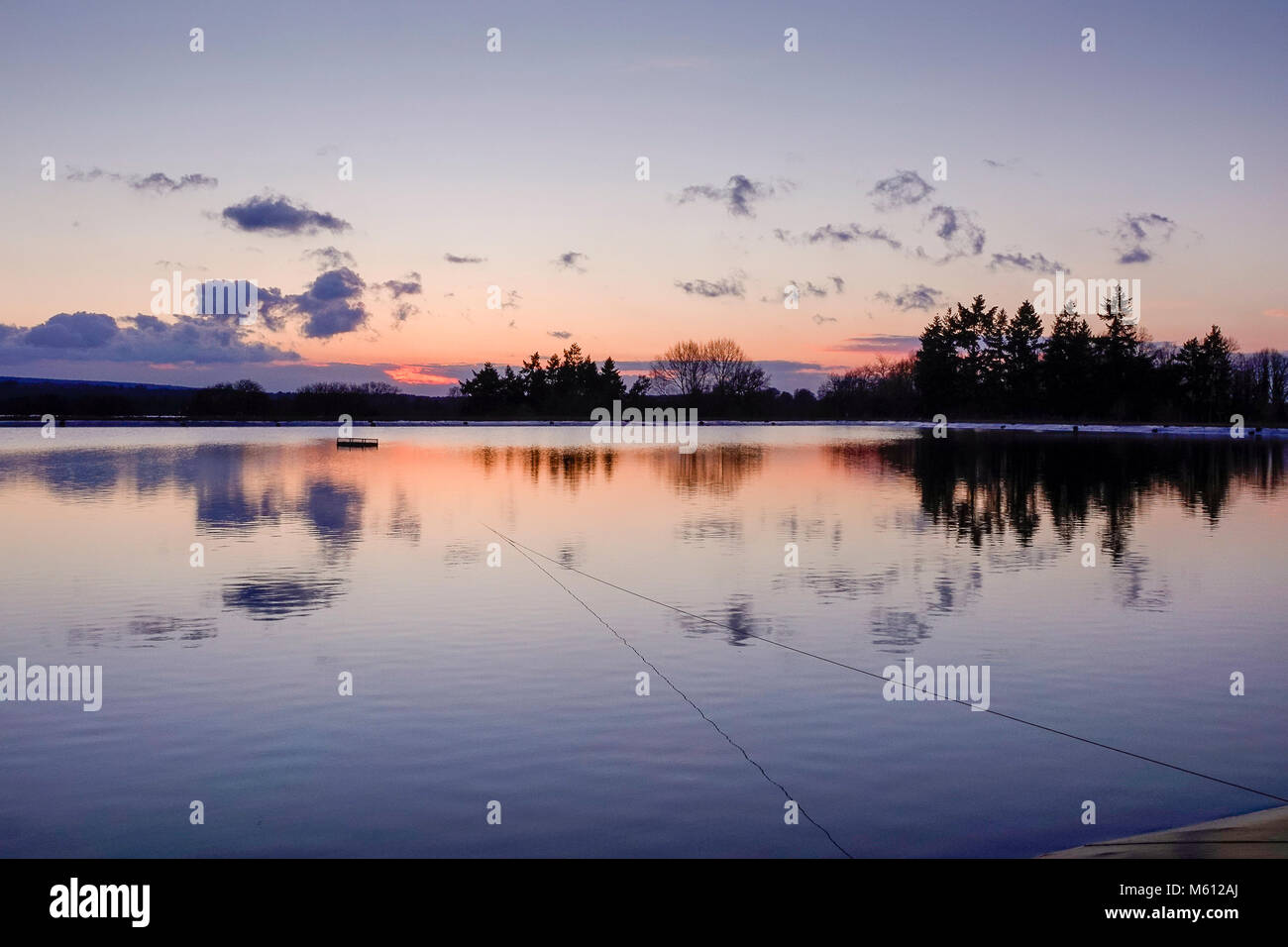 Tuesley Bauernhof, Godalming. 27. Februar 2018. Bitter kalten Bedingungen über die Grafschaften an diesem Abend schnell Temperaturen unter Null Grad Celsius sank. Sonnenuntergang über Marsh Farm in Godalming, Surrey. Credit: James Jagger/Alamy leben Nachrichten Stockfoto