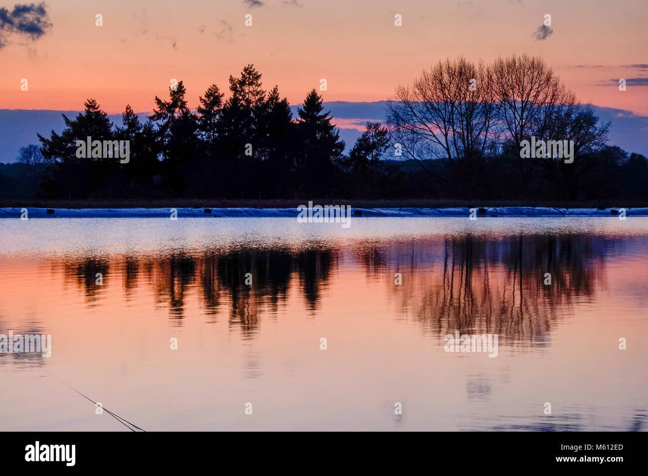 Tuesley Bauernhof, Godalming. 27. Februar 2018. Bitter kalten Bedingungen über die Grafschaften an diesem Abend schnell Temperaturen unter Null Grad Celsius sank. Sonnenuntergang über Marsh Farm in Godalming, Surrey. Credit: James Jagger/Alamy leben Nachrichten Stockfoto