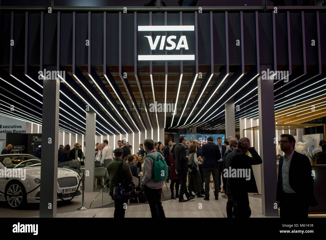 Barcelona, Katalonien, Spanien. 27 Feb, 2018. VISA Pavillon auf der größten mobilen Messe des jährlichen Mobile World Congress 2018, Welt, in dem die führenden Unternehmen und die neuesten Entwicklungen in der Branche vorgestellt. Credit: Jordi Boixareu/ZUMA Draht/Alamy leben Nachrichten Stockfoto