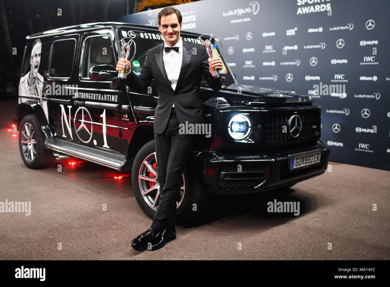Monte Carlo, Monaco. 27 Feb, 2018. Roger Federer (Laureus Sportler und Comeback) mit-Zwei Laureus Trophaeen vor einem Mercedes G 63 AMG (Kraftstoffverbrauch kombiniert: 13, 2 l/100 km | CO2-Emissionen kombiniert: 299 g/km). GES/Allgemein / Laureus World Sports Awards 2018: Preisverleihung, 27.02.2018 Allgemein: Laureus World Sports Awards 2018: Preisverleihung, Monaco, 27. Februar 2018 | Verwendung der weltweiten Kredit: dpa/Alamy leben Nachrichten Stockfoto