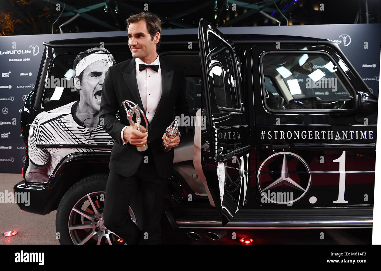 Monte Carlo, Monaco. 27 Feb, 2018. Roger Federer (Laureus Sportler und Comeback) mit-Zwei Laureus Trophaeen vor einem Mercedes G 63 AMG (Kraftstoffverbrauch kombiniert: 13, 2 l/100 km | CO2-Emissionen kombiniert: 299 g/km). GES/Allgemein / Laureus World Sports Awards 2018: Preisverleihung, 27.02.2018 Allgemein: Laureus World Sports Awards 2018: Preisverleihung, Monaco, 27. Februar 2018 | Verwendung der weltweiten Kredit: dpa/Alamy leben Nachrichten Stockfoto