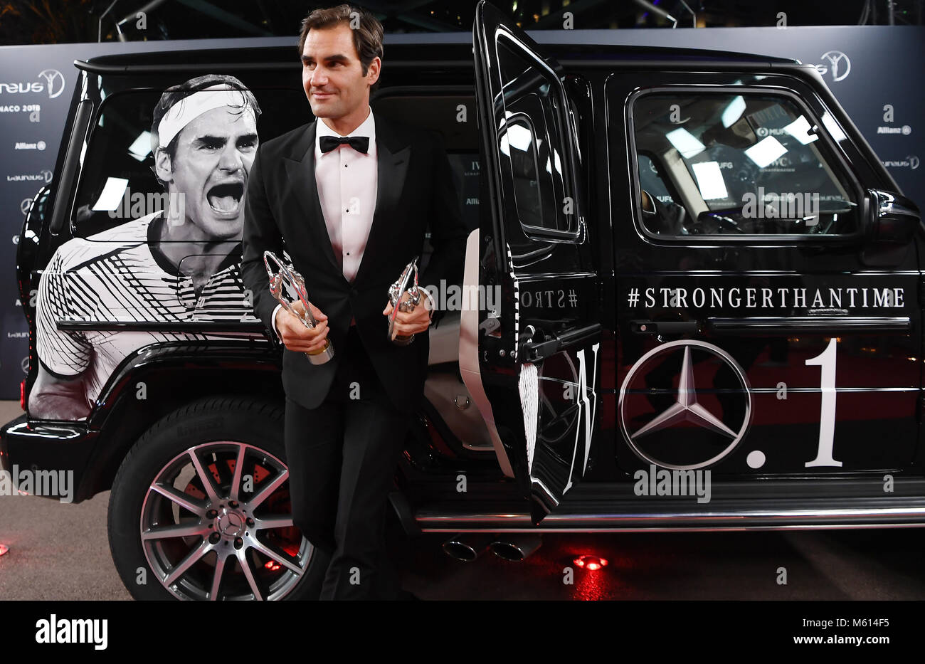 Monte Carlo, Monaco. 27 Feb, 2018. Roger Federer (Laureus Sportler und Comeback) mit-Zwei Laureus Trophaeen vor einem Mercedes G 63 AMG (Kraftstoffverbrauch kombiniert: 13, 2 l/100 km | CO2-Emissionen kombiniert: 299 g/km). GES/Allgemein / Laureus World Sports Awards 2018: Preisverleihung, 27.02.2018 Allgemein: Laureus World Sports Awards 2018: Preisverleihung, Monaco, 27. Februar 2018 | Verwendung der weltweiten Kredit: dpa/Alamy leben Nachrichten Stockfoto