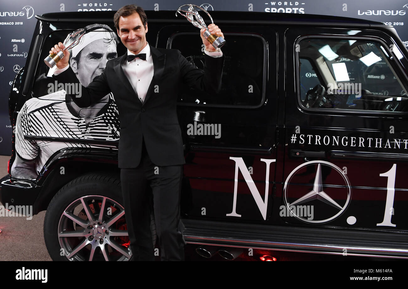 Monte Carlo, Monaco. 27 Feb, 2018. Roger Federer (Laureus Sportler und Comeback) mit-Zwei Laureus Trophaeen vor einem Mercedes G 63 AMG (Kraftstoffverbrauch kombiniert: 13, 2 l/100 km | CO2-Emissionen kombiniert: 299 g/km). GES/Allgemein / Laureus World Sports Awards 2018: Preisverleihung, 27.02.2018 Allgemein: Laureus World Sports Awards 2018: Preisverleihung, Monaco, 27. Februar 2018 | Verwendung der weltweiten Kredit: dpa/Alamy leben Nachrichten Stockfoto