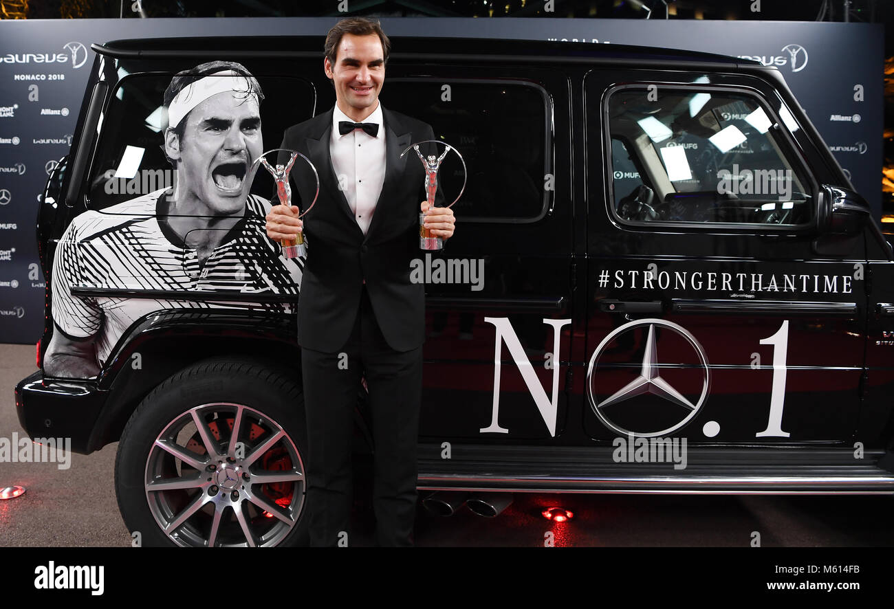 Monte Carlo, Monaco. 27 Feb, 2018. Roger Federer (Laureus Sportler und Comeback) mit-Zwei Laureus Trophaeen vor einem Mercedes G 63 AMG (Kraftstoffverbrauch kombiniert: 13, 2 l/100 km | CO2-Emissionen kombiniert: 299 g/km). GES/Allgemein / Laureus World Sports Awards 2018: Preisverleihung, 27.02.2018 Allgemein: Laureus World Sports Awards 2018: Preisverleihung, Monaco, 27. Februar 2018 | Verwendung der weltweiten Kredit: dpa/Alamy leben Nachrichten Stockfoto