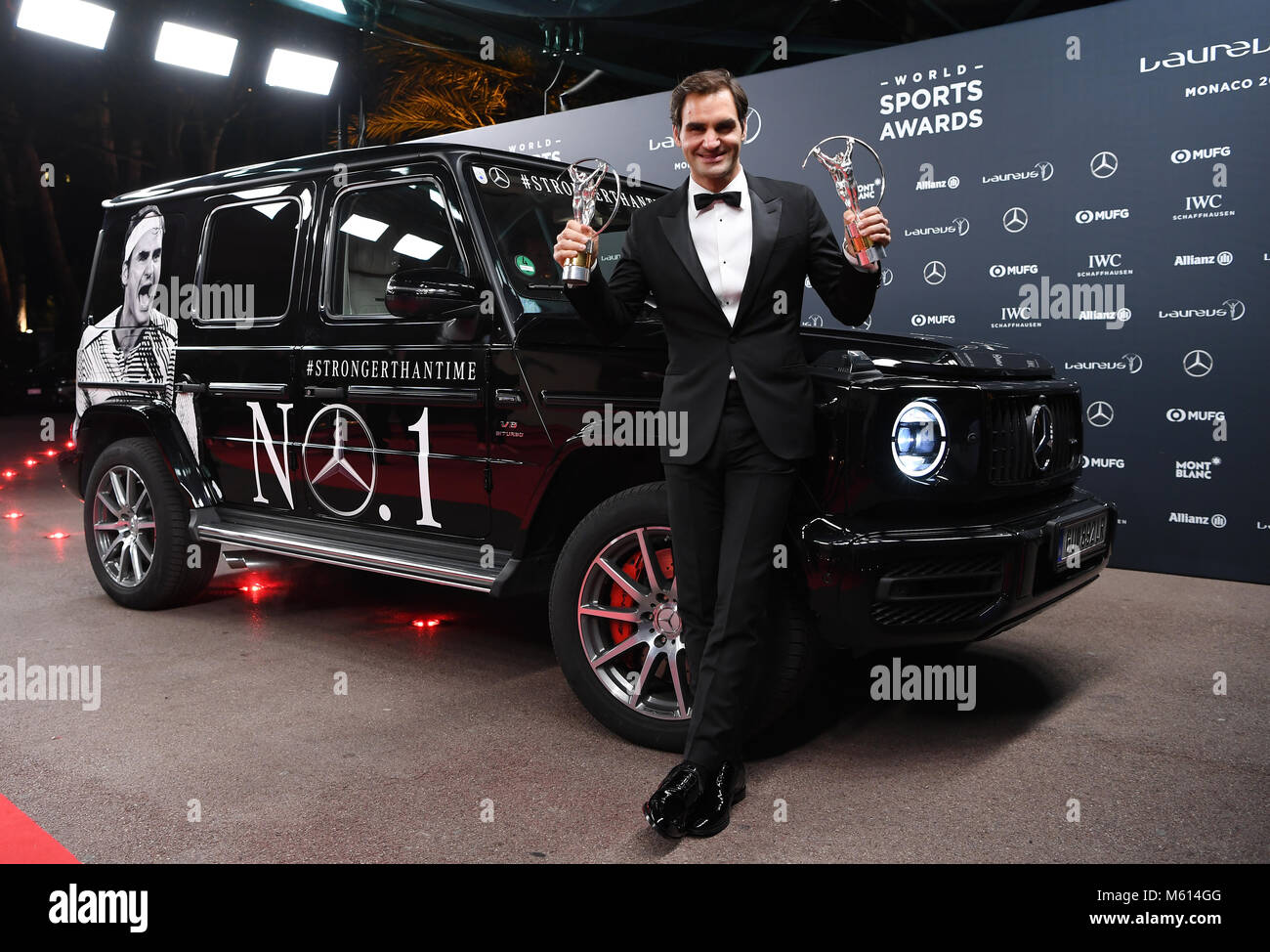 Monte Carlo, Monaco. 27 Feb, 2018. Roger Federer (Laureus Sportler und Comeback) mit-Zwei Laureus Trophaeen vor einem Mercedes G 63 AMG (Kraftstoffverbrauch kombiniert: 13, 2 l/100 km | CO2-Emissionen kombiniert: 299 g/km). GES/Allgemein / Laureus World Sports Awards 2018: Preisverleihung, 27.02.2018 Allgemein: Laureus World Sports Awards 2018: Preisverleihung, Monaco, 27. Februar 2018 | Verwendung der weltweiten Kredit: dpa/Alamy leben Nachrichten Stockfoto